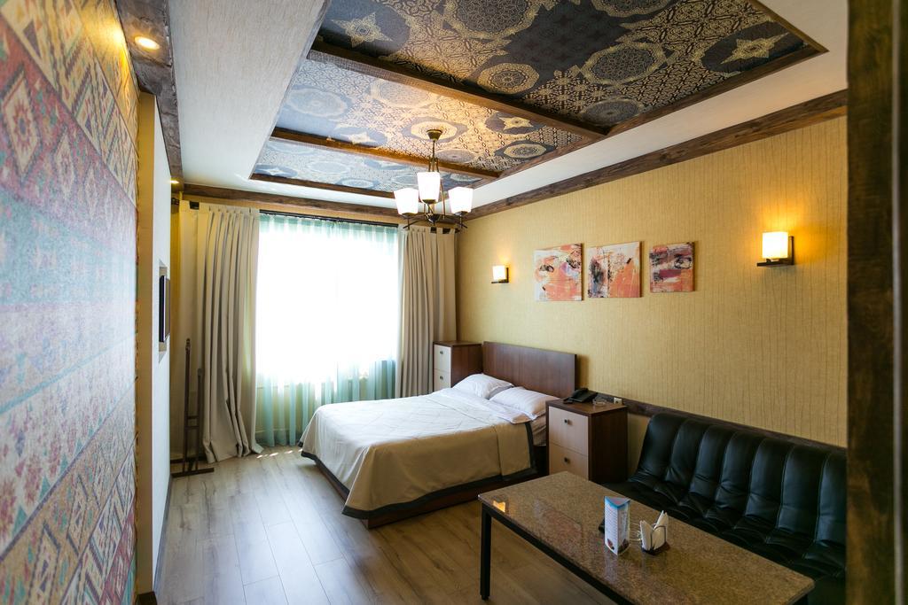 Delphin Guest House Bisjkek Buitenkant foto
