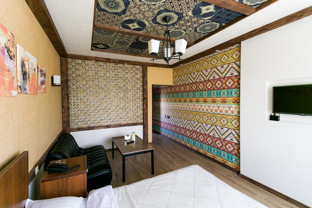 Delphin Guest House Bisjkek Buitenkant foto