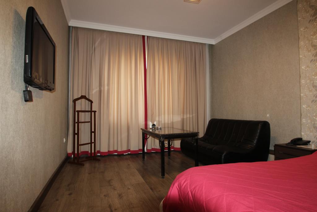 Delphin Guest House Bisjkek Buitenkant foto